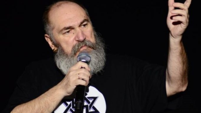 Σοκ! Η στιγμή που ο Τζίμης Πανούσης μεταφέρεται με φορείο στο ασθενοφόρο (βίντεο)